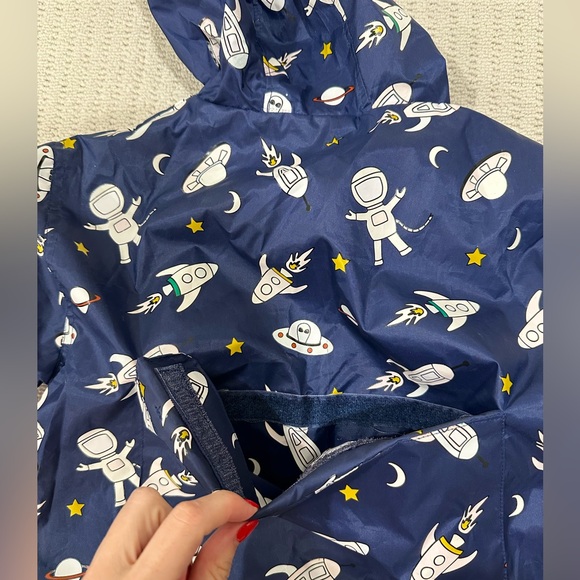 Holly & Beau color changing raincoat with pockets in size 5/6Y and EUC. - Picture 4 of 4
